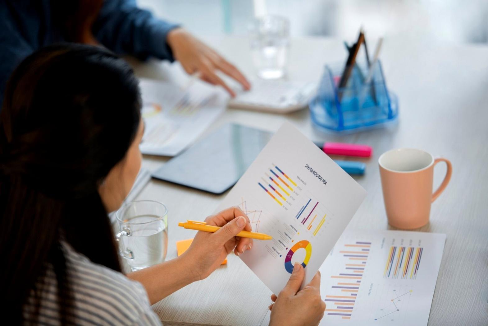 Technische SEO Analyse auf einem Laptop mit verschiedenen Metriken und Diagrammen