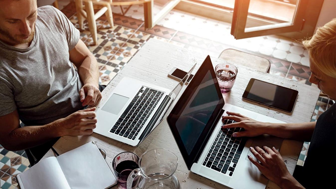 Teilnehmer arbeitet an mobile SEO Projekt während des Programms